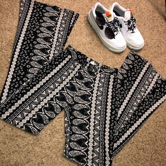 (SOLD❗️) bell-bottom leggings - Picture 2 of 3